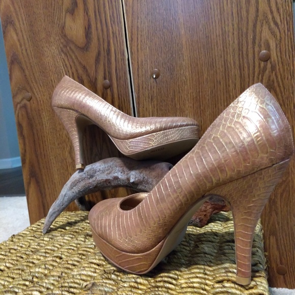 Gold platform heels - Picture 3 of 8